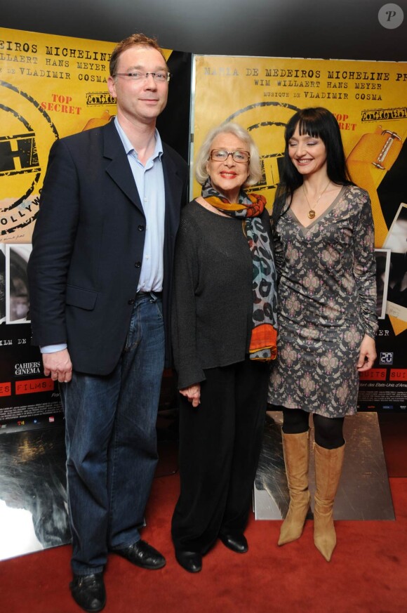 Micheline Presle entourée du réalisateur Frédéric Sojcher et de la comédienne Maria de Medeiros, lors de l'avant-première de HH, Hitler à Hollywood, à l'UGC Ciné-Cité des Halles, le 28 avril 2011.