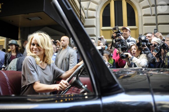 Pamela Anderson attire toujours autant les objectifs, même lors d'une opération pour l'association PETA