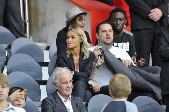 Cécile de Ménibus et Thomas NGijol lors de la victoire du PSG sur Valenciennes 3 buts à 1, au Parc des Princes, à Paris, le 30 avril 2011.