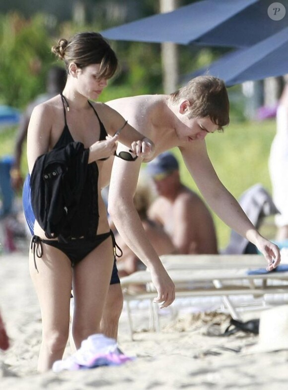 Rachel Bilson absolument ravissante et son chéri Hayden Christensen, lors d'un week-end romantique à la Barbade, le 22 avril 2011.