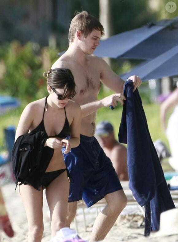 Rachel Bilson absolument ravissante et son chéri Hayden Christensen, lors d'un week-end romantique à la Barbade, le 22 avril 2011.