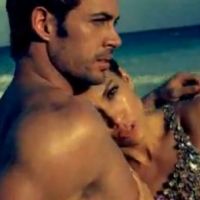 Jennifer Lopez joue les sirènes dans les bras d'un Brad Pitt mexicain...