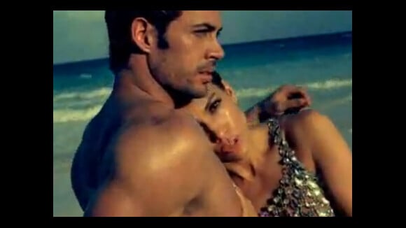 Jennifer Lopez joue les sirènes dans les bras d'un Brad Pitt mexicain...