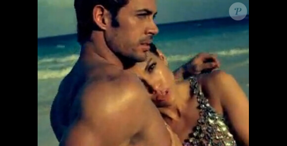Jennifer Lopez dans son clip I'm into you avec l'acteur William Levy