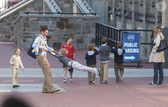 L'Infante Cristina d'Espagne et son mari Iñaki Urdangarin ont passé un dimanche après-midi, au Lincoln Memorial, à Washington le 17 avril 2011. L'occasion pour les 4 enfants du couple de jouer avec leur père. 
