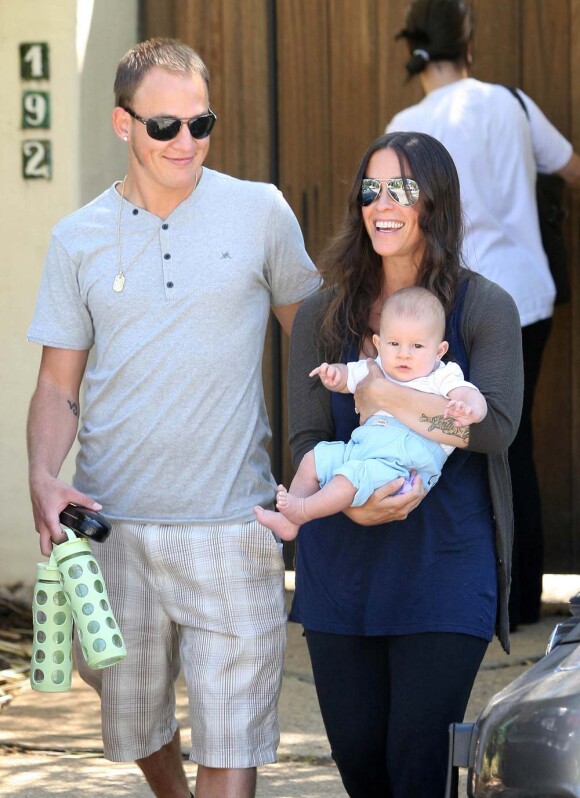 Alanis Morissette, son mari Mario Treadway, et leur fils Ever, à Los Angeles, le 2 mai 2011.