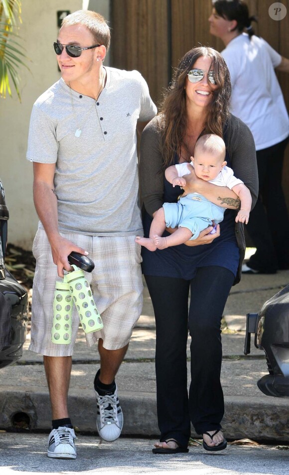 Alanis Morissette, son mari Mario Treadway, et leur fils Ever : l'image d'un bonheur parfait. À Los Angeles, le 2 mai 2011.
