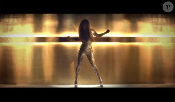 Jennifer Lopez dans sa combinaison en strass dans le clip On the floor, février 2011.