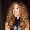 Jennifer Lopez fait don de sa combinaison de strass portée dans le clip On The Floor au Hard Rock Cafe Hollywood, à Los Angeles, le 3 mai 2011.