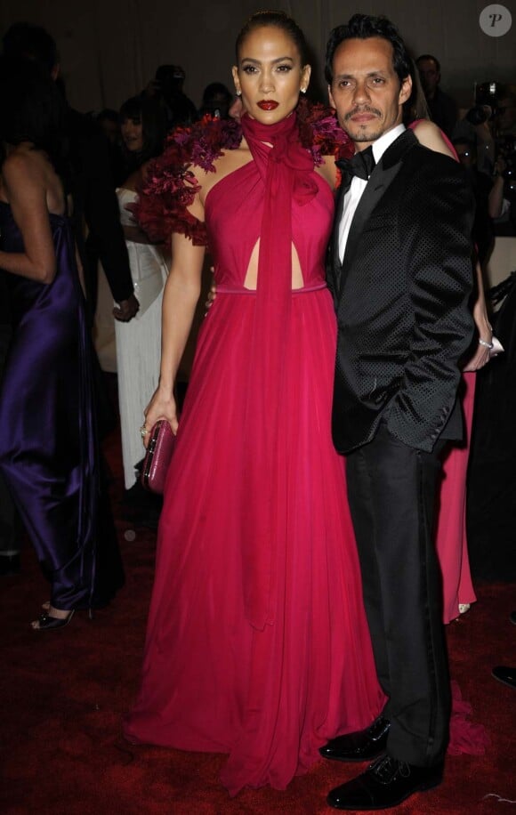 Jennifer Lopez et Marc Anthony au lancement de l'exposition Alexander McQueen au MET à New York, le 2 mai 2011.