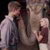 Robert Pattinson et Reese Witherspoon entourent l'éléphante Rosie, dans des images de De l'eau pour les éléphants, en salles le 4 mai 2011.