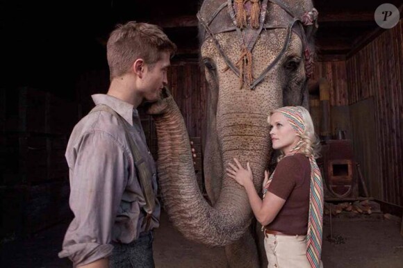 Robert Pattinson et Reese Witherspoon entourent l'éléphante Rosie, dans des images de De l'eau pour les éléphants, en salles le 4 mai 2011.