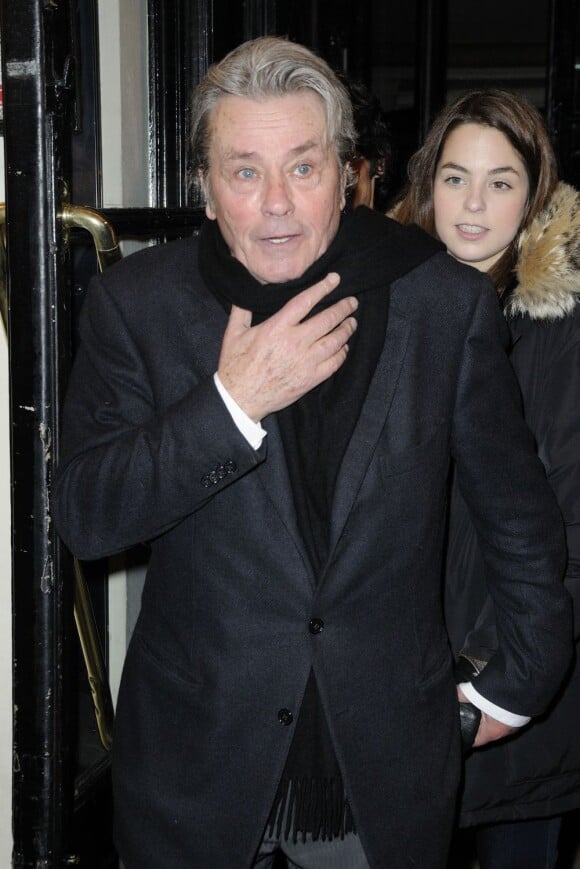 Alain Delon et sa fille Anouchka à la sortie du théâtre des Bouffes Parisiens, à Paris, en février 2011.