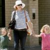 Marcia Cross sortant d'une librairie avec ses jumelles Eden et Savannah à Los Angeles le 4 mai 2011.