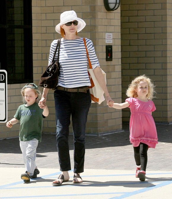 Marcia Cross sortant d'une librairie avec ses jumelles Eden et Savannah à Los Angeles le 4 mai 2011.