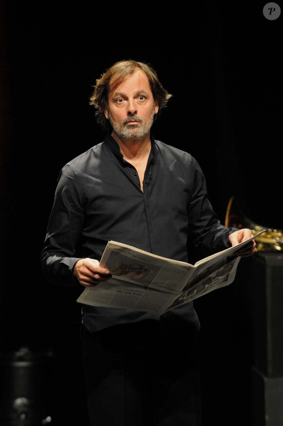 Christophe Alévêque sur scène avec Les Monstreuses actualités, au Théâtre du Rond-Point, le 24 janvier 2011.