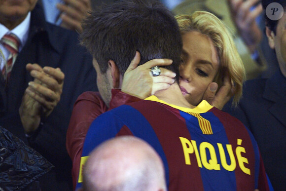 Shakira réconforte son Gerard Piqué le 28 avril 2011