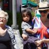 Laeticia Hallyday, sa grand-mère Mamie Rock, et ses filles Jade et Joy à Pacific Palisades, le 27 avril 2011.