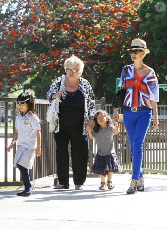 Laeticia Hallyday, sa grand-mère Mamie Rock, et ses filles Jade et Joy à Pacific Palisades, le 27 avril 2011.
