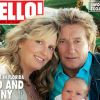 Rod Stewart et Penny Lancaster présentent leur petit Adien, né en février 2011, en couverture du magazine Hello!, mars 2011.