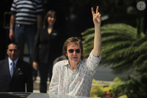 Paul McCartney est arrivé au Lima au Pérou pour y donner un concert, le 8 mai 2011.
