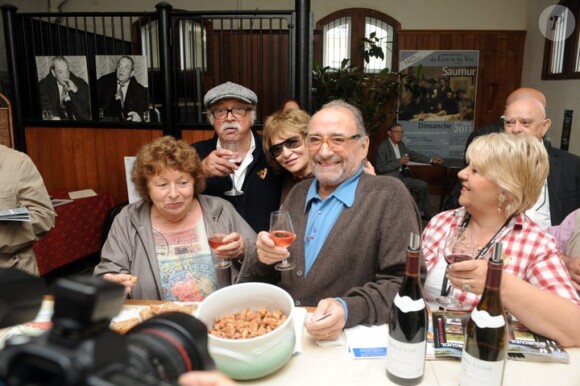 Jean Becker, Nathalie Delon et Claude Brasseur lors des Journées du Livre et vin le 1er mai 2011 à Saumur