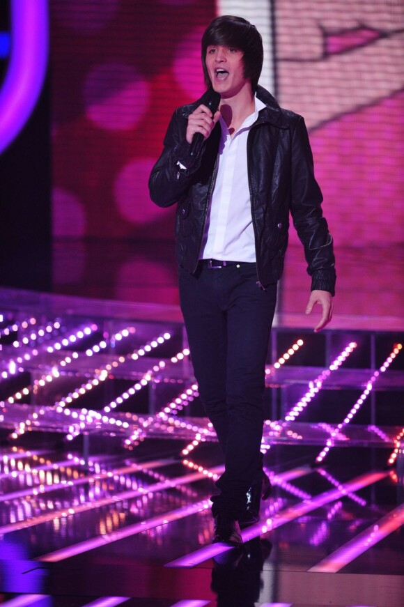 Florian Giustiniani chante sur le plateau de X Factor le 3 mai 2011 sur M6