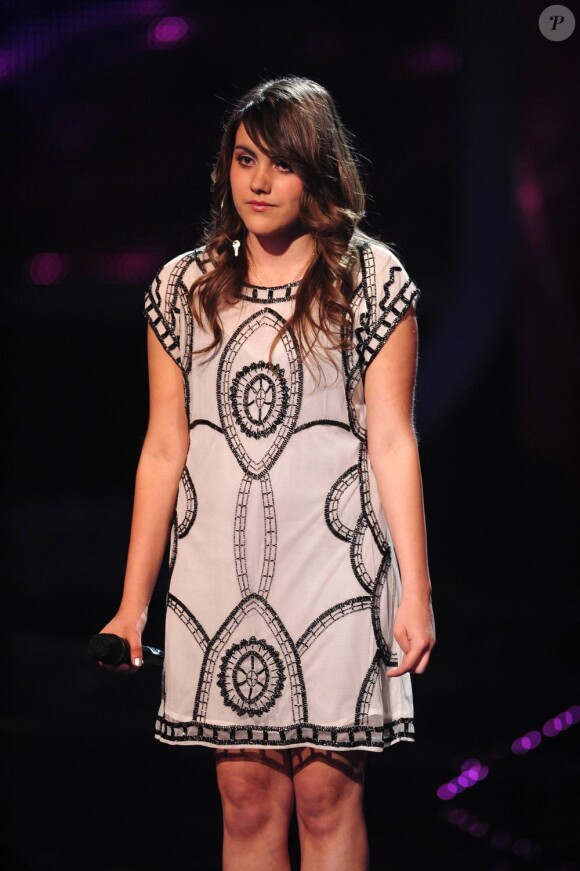 Marina D'amico chante sur le plateau de X Factor le 3 mai 2011 sur M6