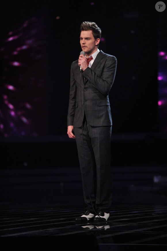 Matthew-Raymond Barker chante sur le plateau de X Factor le 3 mai 2011 sur M6