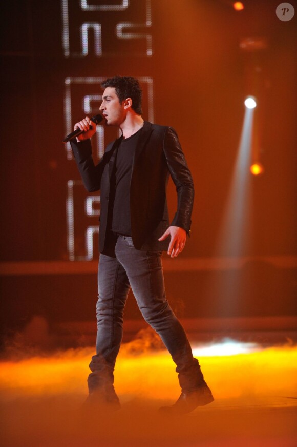 Raphaël Herrerias chante sur le plateau de X Factor le 3 mai 2011 sur M6