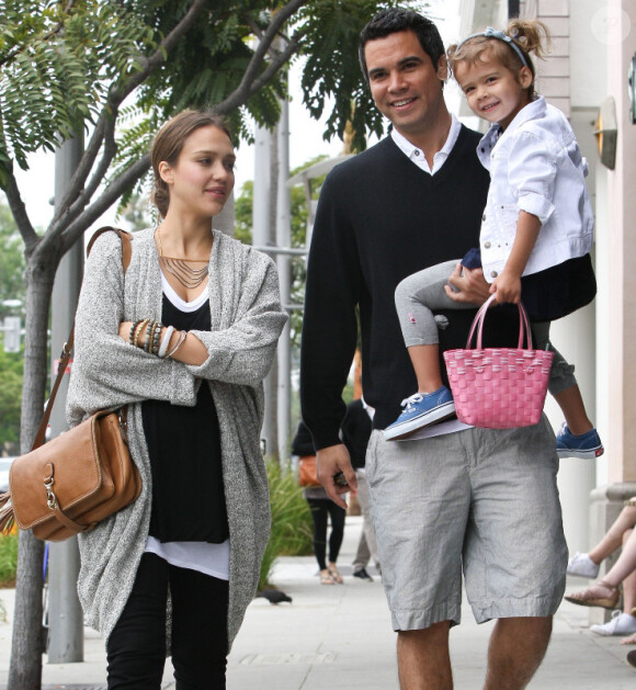 Jessica Alba en famille en mai 2011 à L.A﻿