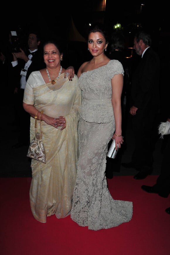 Aishwarya Rai et sa mère Vrinda Rai lors du dîner de gala post cérémonie d'ouverture au festival de Cannes le 11 mai 2011