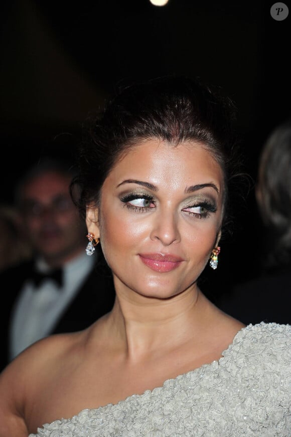 Aishwarya Rai lors du dîner de gala post cérémonie d'ouverture au festival de Cannes le 11 mai 2011