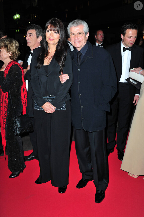 Claude Lelouch et sa compagne Valérie lors du dîner de gala post cérémonie d'ouverture au festival de Cannes le 11 mai 2011