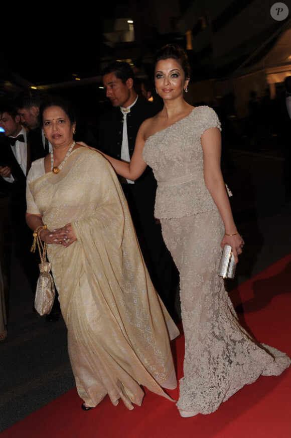 Aishwarya Rai et sa mère Vrinda Rai lors du dîner de gala post cérémonie d'ouverture au festival de Cannes le 11 mai 2011