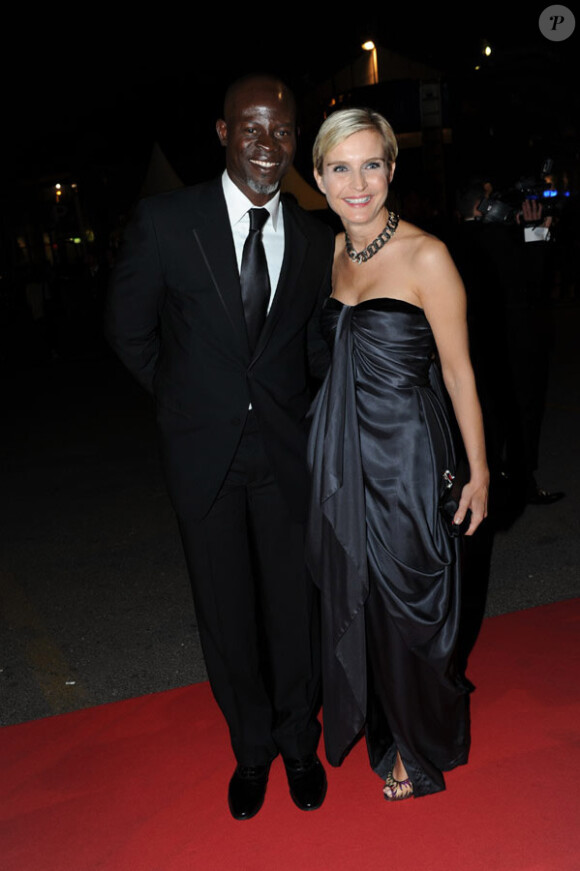 Djimon Hounsou et Melita Toscan du Plantier lors du dîner de gala post cérémonie d'ouverture au festival de Cannes le 11 mai 2011