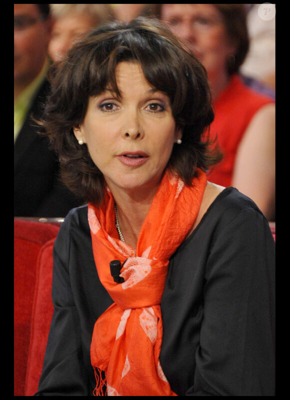 Tina Kieffer durant le tournage de l'émission Vivement Dimanche spéciale Les comédiens et l'histoire le 11 mai, diffusée le 15 mai 2011 dans le Studio Gabriel