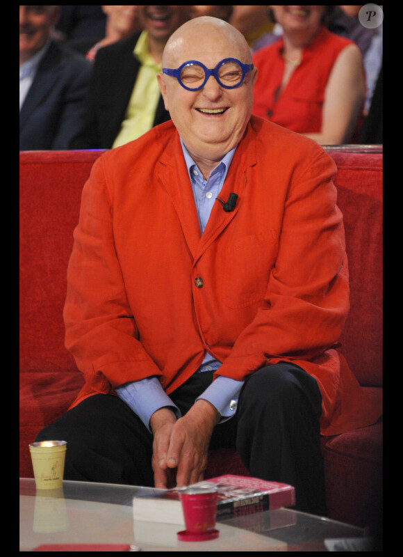 Jean-Pierre Coffe durant le tournage de l'émission Vivement Dimanche spéciale Les comédiens et l'histoire le 11 mai, diffusée le 15 mai 2011 dans le Studio Gabriel