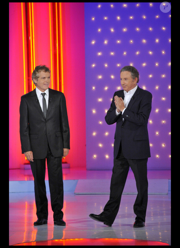 Michel Drucker et Claude Serillon durant le tournage de l'émission Vivement Dimanche spéciale Les comédiens et l'histoire le 11 mai, diffusée le 15 mai 2011 dans le Studio Gabriel