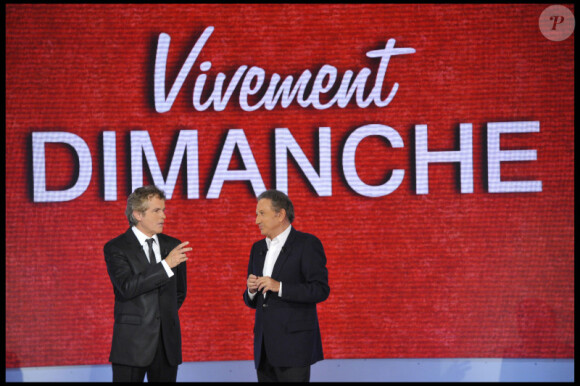 Michel Drucker et Claude Serillon durant le tournage de l'émission Vivement Dimanche spéciale Les comédiens et l'histoire le 11 mai, diffusée le 15 mai 2011 dans le Studio Gabriel