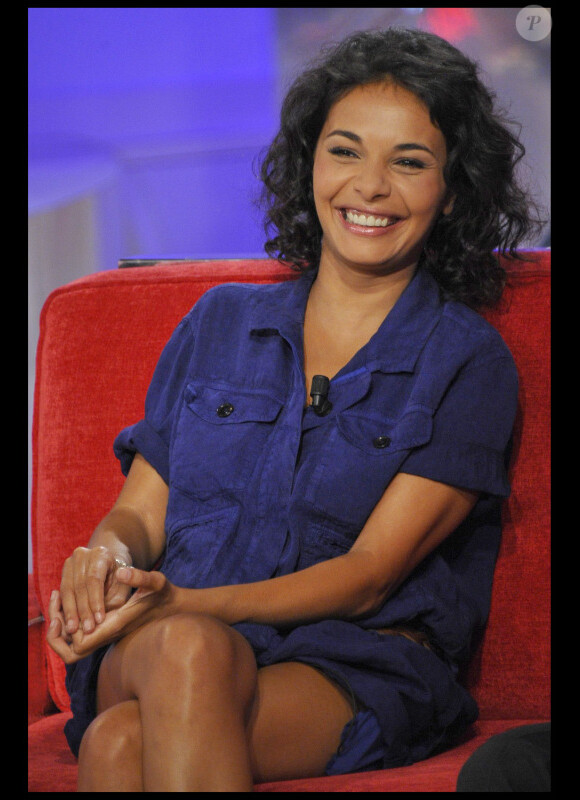 Saïda Jawad durant le tournage de l'émission Vivement Dimanche spéciale Les comédiens et l'histoire le 11 mai, diffusée le 15 mai 2011 dans le Studio Gabriel