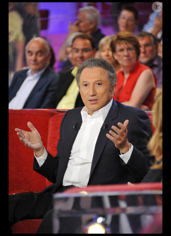 Michel Drucker durant le tournage de l'émission Vivement Dimanche spéciale Les comédiens et l'histoire le 11 mai, diffusée le 15 mai 2011 dans le Studio Gabriel