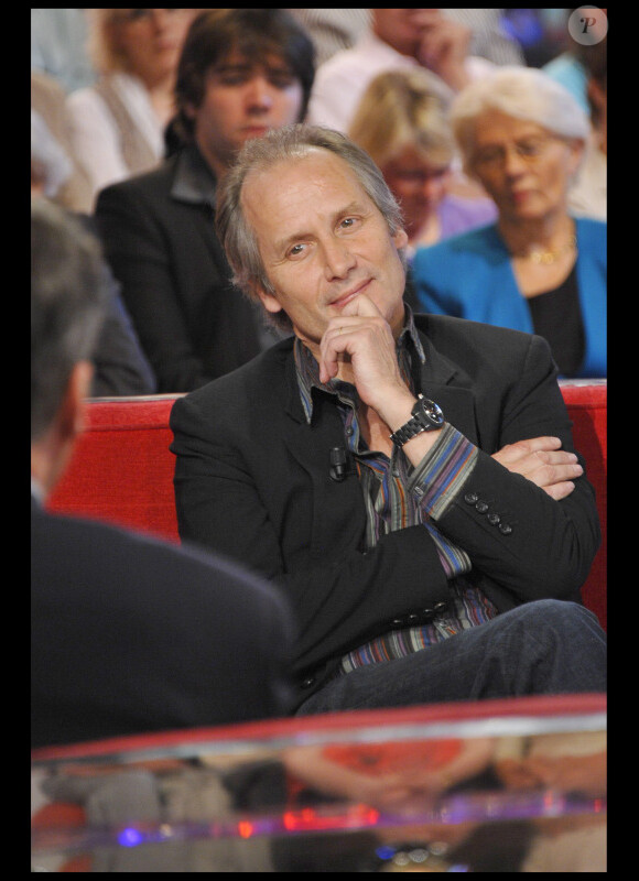 Hippolyte Girardot durant le tournage de l'émission Vivement Dimanche spéciale Les comédiens et l'histoire le 11 mai, diffusée le 15 mai 2011 dans le Studio Gabriel