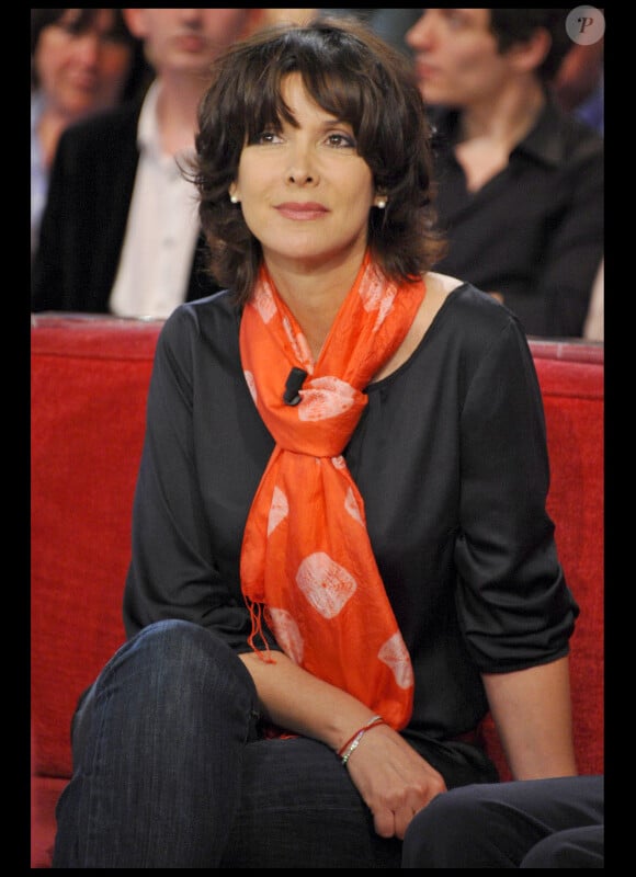 Tina Kieffer durant le tournage de l'émission Vivement Dimanche spéciale Les comédiens et l'histoire le 11 mai, diffusée le 15 mai 2011 dans le Studio Gabriel