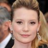 Mia Wasikowska sur le tapis rouge pour le film Restless de Gus Van Sant, lors du Festival de Cannes, le 12 mai 2011
