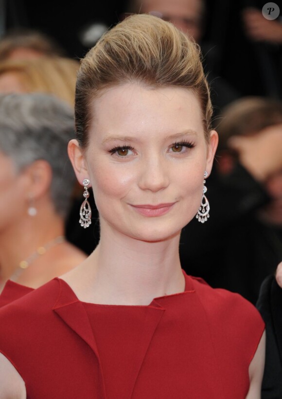 Mia Wasikowska sur le tapis rouge pour le film Restless de Gus Van Sant, lors du Festival de Cannes, le 12 mai 2011