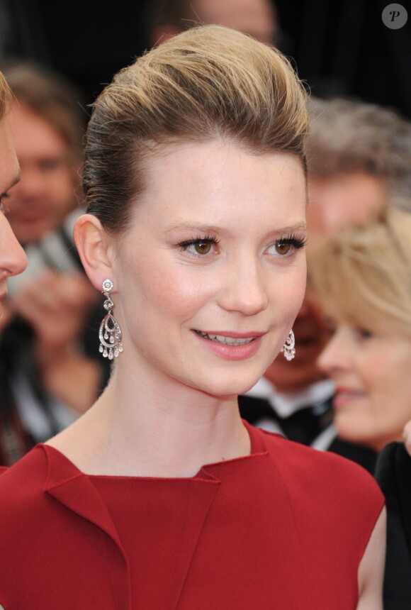 Mia Wasikowska sur le tapis rouge pour le film Restless de Gus Van Sant, lors du Festival de Cannes, le 12 mai 2011