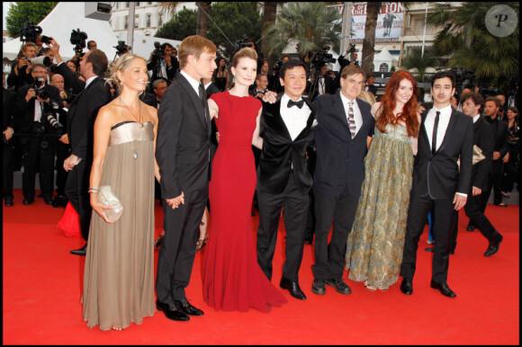 L'équipe du film Restless sur le tapis rouge de Cannes le 12 mai 2011