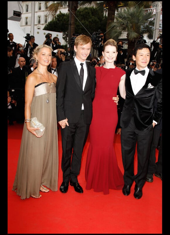 L'équipe du film Restless sur le tapis rouge de Cannes le 12 mai 2011