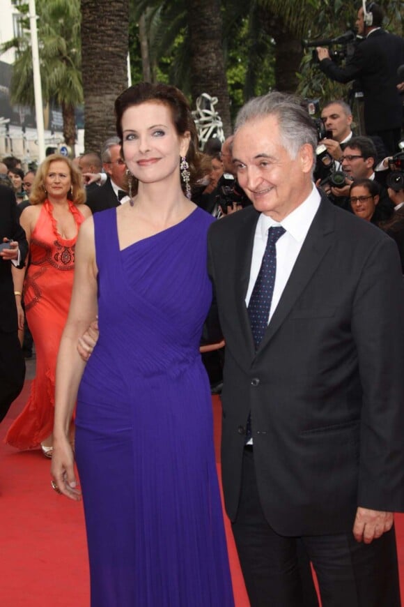 Carole Bouquet et Jacques Attali sur les marches du festival de Cannes, le 12 mai 2011.